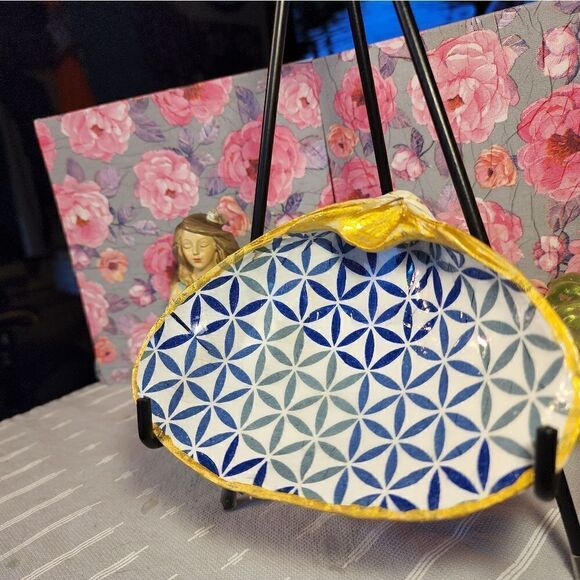 DECOUPAGE CLAM SHELL DECOUPAGE BLUE PATTERN CLAM SHELL TRINKET DISH - Picture 3 of 8